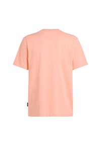 Camiseta de manga corta en suave algodón color durazno claro. Presenta un cuello redondo con corte recto e incluye una pequeña etiqueta de la marca en el lado.