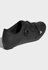 Zapato de ciclismo negro con un diseño elegante, textura suave, sistema de cierre BOA y lados perforados con sutiles acentos de marca.
