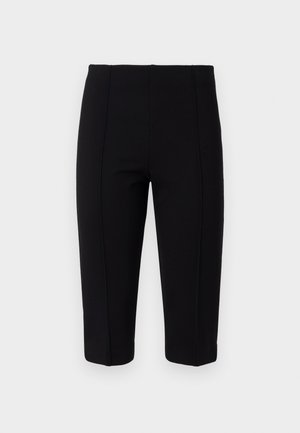 Kommplektne mustad lõikepüksid, mis on valmistatud venivast kangast, esiküljel on õmblusdetailid ning need on lähedased, luues sujuva silueti.