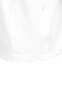 Chemise blanche à manches courtes avec un ourlet arrondi, dotée d'une poche zippée sur le côté. Le tissu a une texture lisse.