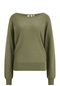 Pull en maille vert olive avec un large col bateau, des poignets et un ourlet côtelés. Texture douce, coupe décontractée et manches longues.