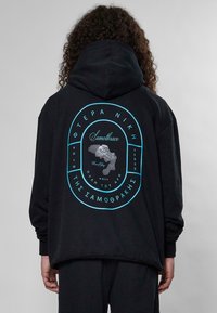 Felpa nera con cappuccio e una grande grafica circolare blu sul retro, che presenta il testo "Samothrace" e un disegno argentato di una figura alata.