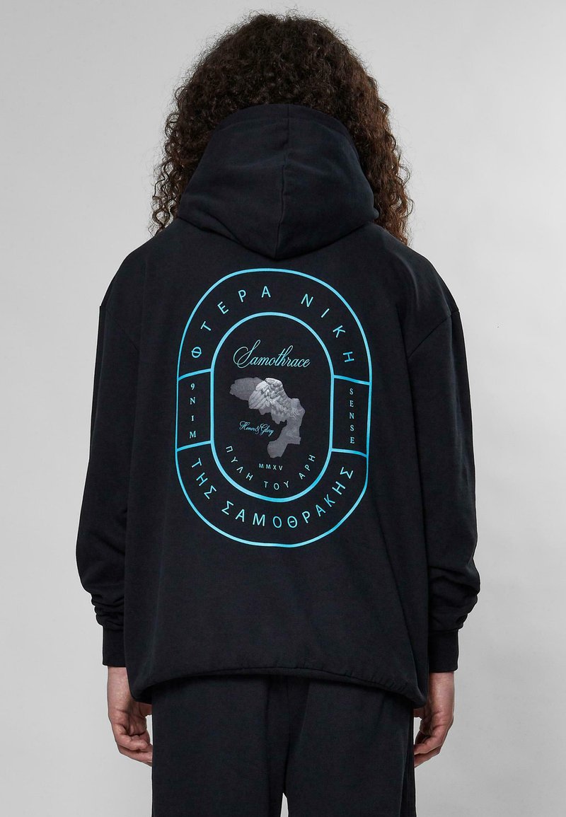 Felpa nera con cappuccio e una grande grafica circolare blu sul retro, che presenta il testo "Samothrace" e un disegno argentato di una figura alata.