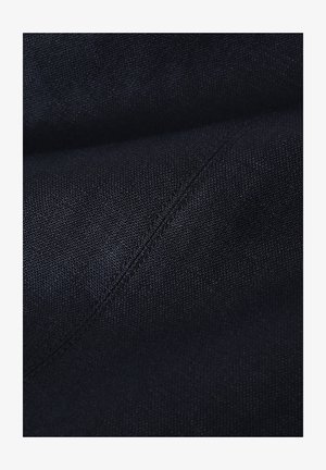 Tummansininen kangas, jossa on hieno, teksturoitu kudos. Esillä näkyvät tikkauslangat ja sileä pinta. Ei erottuvia kuvioita tai koristeita.