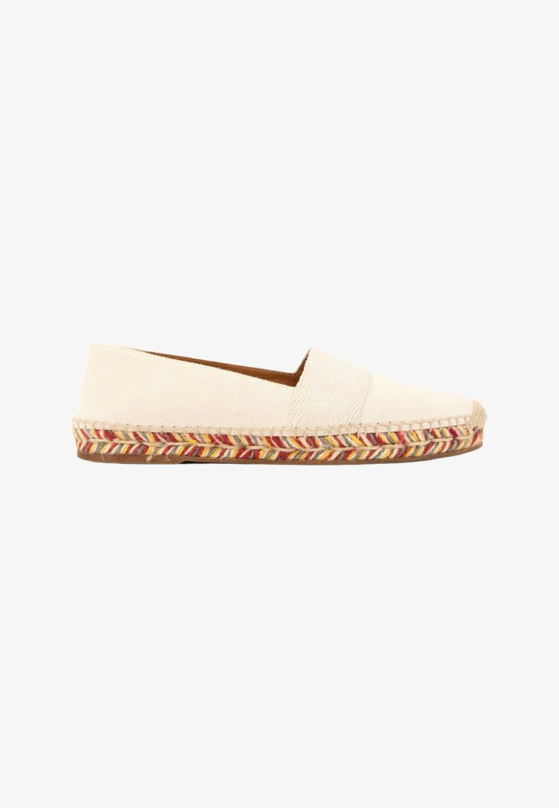 Espadrille beige en toile, chaussure à enfiler, avec semelle en jute tissée multicolore et bout arrondi, vue de côté sur fond blanc.