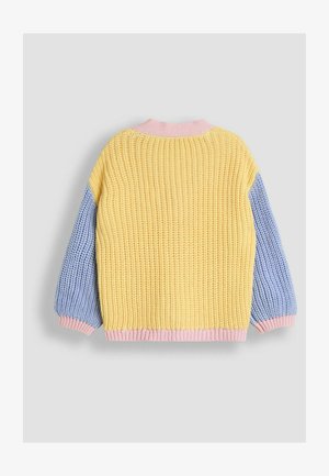 Pulover tricotat cu un corp galben, mâneci albastre și manșete și guler roz cu nervuri. Design texturat, supradimensionat, cu o croială confortabilă.