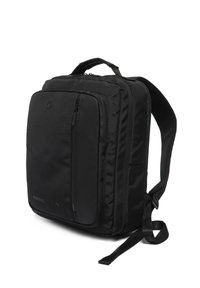 Borsa per laptop nera con superficie imbottita, tessuto testurizzato, tasca frontale con zip, spallacci regolabili e dettaglio del marchio nella parte bassa frontale.