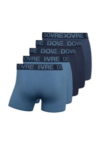Fem par mænds boxer briefs i forskellige nuancer af blå og marineblå. Blødt stof, elastisk talje med "DOVRE" logo, klassisk pasform.