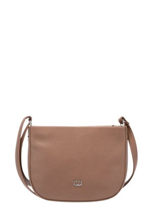 Borsa a tracolla in pelle marrone con superficie texture, hardware in argento e design minimalista. Include una tracolla regolabile.