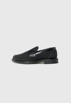 Must musta kootud slip-on king, millel on pehme nahast accent ülaserval, ümmargune varvas ja madal profiiliga kummitald.