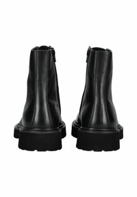 Stivaletti neri in pelle con finitura testurizzata, zip laterali e suole in gomma robuste, caratterizzati da un design minimalista e una silhouette elegante.