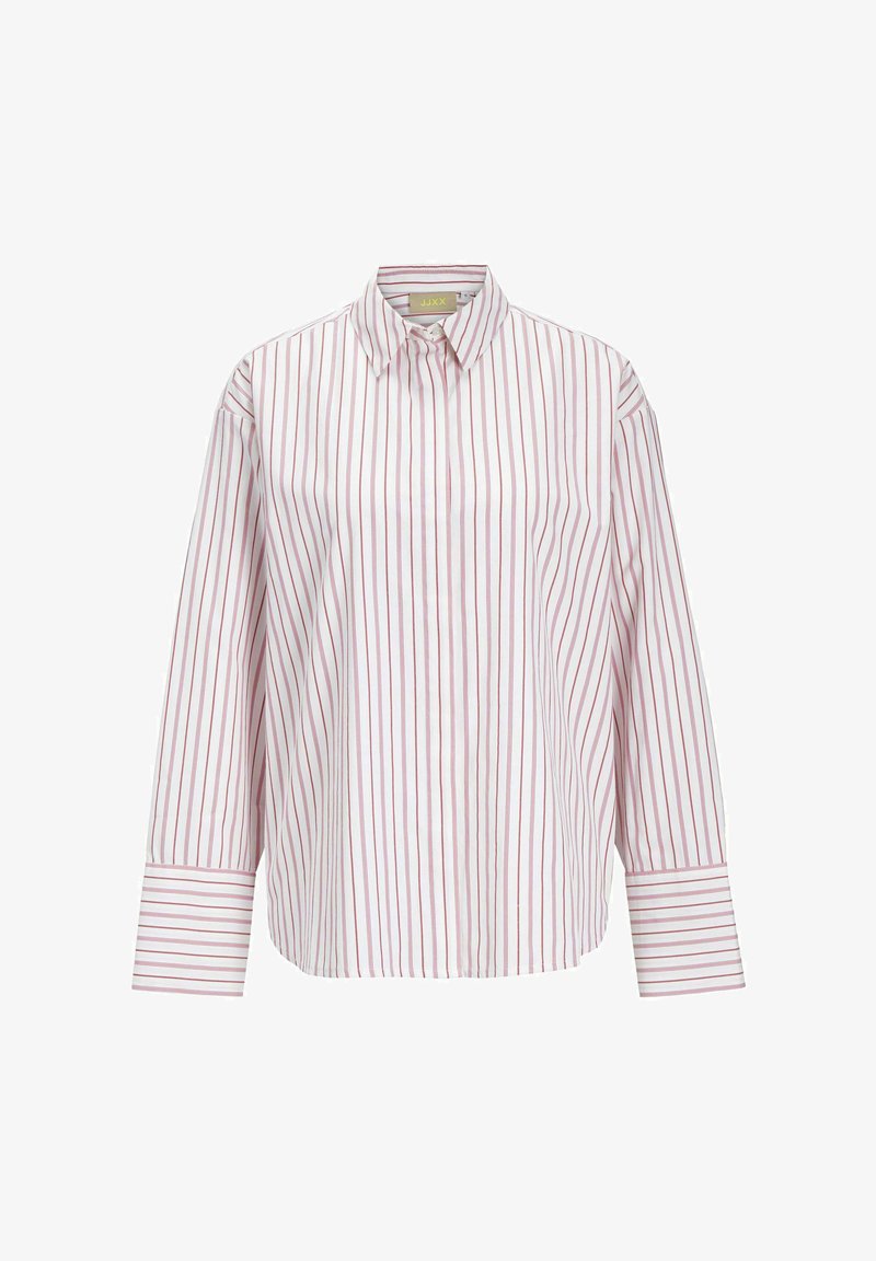 Biała koszula w cienkie czerwone pionowe paski, z kołnierzykiem, długimi rękawami z akcentami w paski na mankietach, wykonana z gładkiego materiału, co nadaje jej elegancki wygląd.