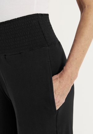 Cellbes of Sweden, KNEE-LENGTH SHORTS WITH POCKETS - Jogginghose - black