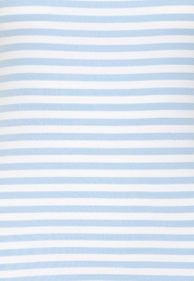 Hele sinise ja valge triibuline kangas, millel on sile ja veniv tekstuur, kus on ühtlase kaugusega horisontaalsed jooned.