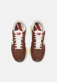 New Balance U327 UNISEX - Sneaker low - rich oak