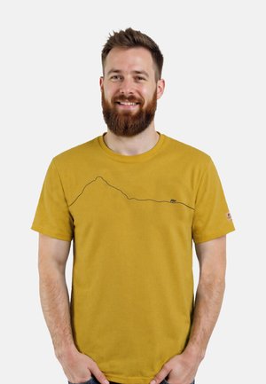 Mosterdgele t-shirt met korte mouwen, voorzien van een zwarte berglijnprint op de borst en een kleine berenafbeelding aan de zijkant.
