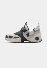 Jordan TRUNNER LX UNISEX - Tenisice - light orewood brown/anthracite