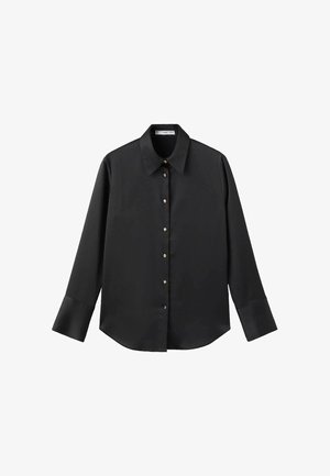 Chemise noire à manches longues en tissu lisse, dotée d'un col classique, d'une fermeture à boutons sur le devant avec des boutons dorés, et de larges poignets.