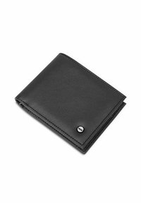 Černá kožená bifold peněženka s malým kulatým kovovým logem na předním rohu, vyobrazena zavřená na bílém pozadí.