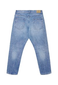 Jeans in denim azzurro chiaro visti da dietro con due tasche, una toppa di marca marrone sulla cintura e un lavaggio leggermente sbiadito.