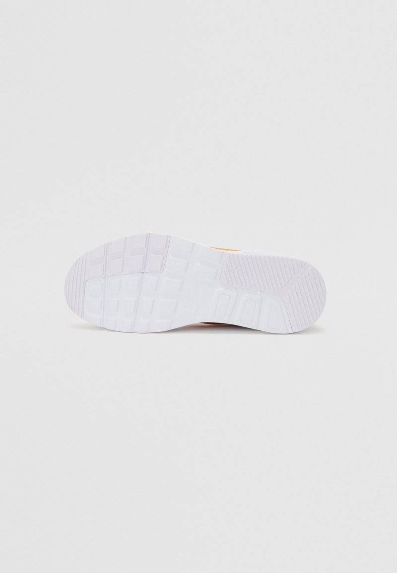 Suela de zapato con goma blanca texturizada con patrones hexagonales y rectangulares, diseñada para ofrecer tracción y estabilidad. Diseño simple y funcional.