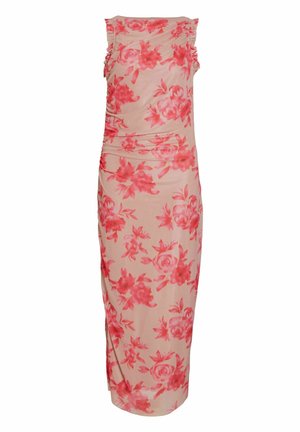 Robe midi rose clair sans manches avec imprimé floral rouge et détails subtils de volants sur les coutures des épaules et accents de tissu froncé.