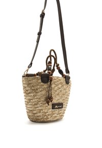 Bolso tipo saco de paja tejido con detalles en cuero marrón, cuentas decorativas de madera y cierre de cordón. Correa ajustable para mayor versatilidad.