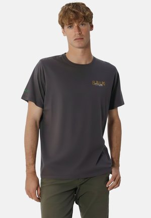 Camiseta de manga corta de color gris oscuro, hecha de un material suave, con "EL PULPO" impreso en dorado en el frente y detalles verdes en la manga.