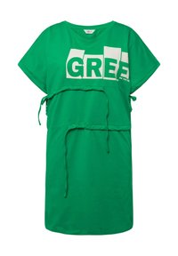 Vestido verde con un corte holgado, que presenta un gráfico blanco de "GREEN", cordón frontal para un ajuste ajustable y mangas cortas. Material de algodón suave.