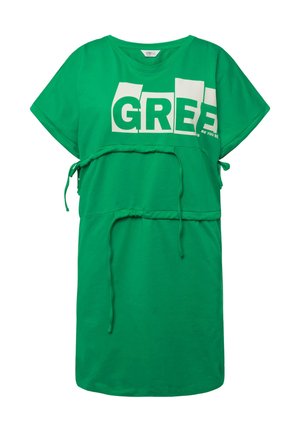 Vestido verde con un corte holgado, que presenta un gráfico blanco de "GREEN", cordón frontal para un ajuste ajustable y mangas cortas. Material de algodón suave.