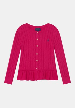 Cardigan rose vif en maille torsadée avec manches longues, boutons devant, ourlet volanté et petit logo brodé sur la poitrine.