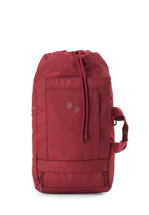 Roter Rucksack mit Kordelzug, Fronttasche, seitlichem Griff und einem kleinen Reißverschlussfach unten, dargestellt vor weißem Hintergrund.