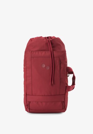 Roter Rucksack mit Kordelzug, Fronttasche, seitlichem Griff und einem kleinen Reißverschlussfach unten, dargestellt vor weißem Hintergrund.