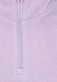 Pullover in pile color lavanda chiaro, con una cerniera frontale a metà zip di contrasto, texture morbida e dettagli cuciti sulle cuciture.