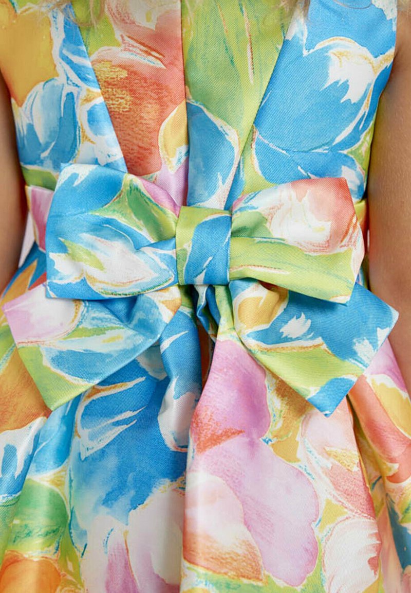 Abito floreale con un grande fiocco blu sul retro. Il materiale è liscio con tonalità vivaci di blu, rosa, arancione e verde, che mostrano un motivo acquerellato.