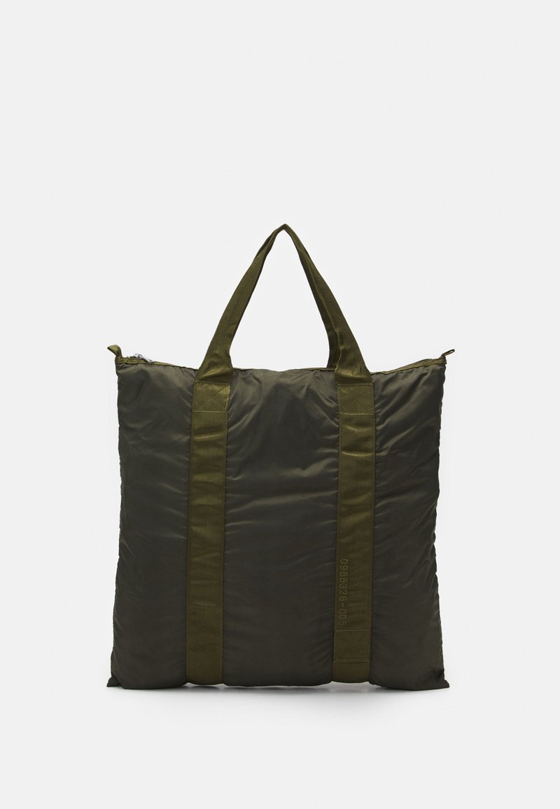 Sac fourre-tout rembourré vert avec deux poignées en tissu. Il dispose d'une fermeture éclair et d'une texture lisse, adapté au transport ou au rangement.