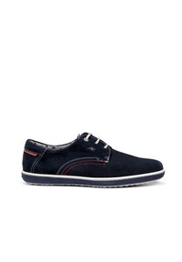 Chaussures en daim marine avec semelle blanche, présentant des accents rouges et des coutures compliquées. Design à lacets avec un dessus lisse et texturé.