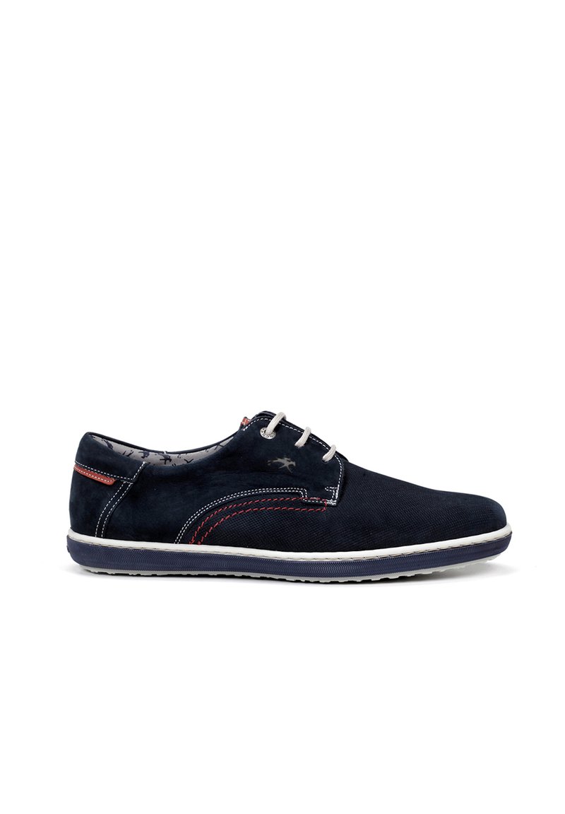 Chaussures en daim marine avec semelle blanche, présentant des accents rouges et des coutures compliquées. Design à lacets avec un dessus lisse et texturé.