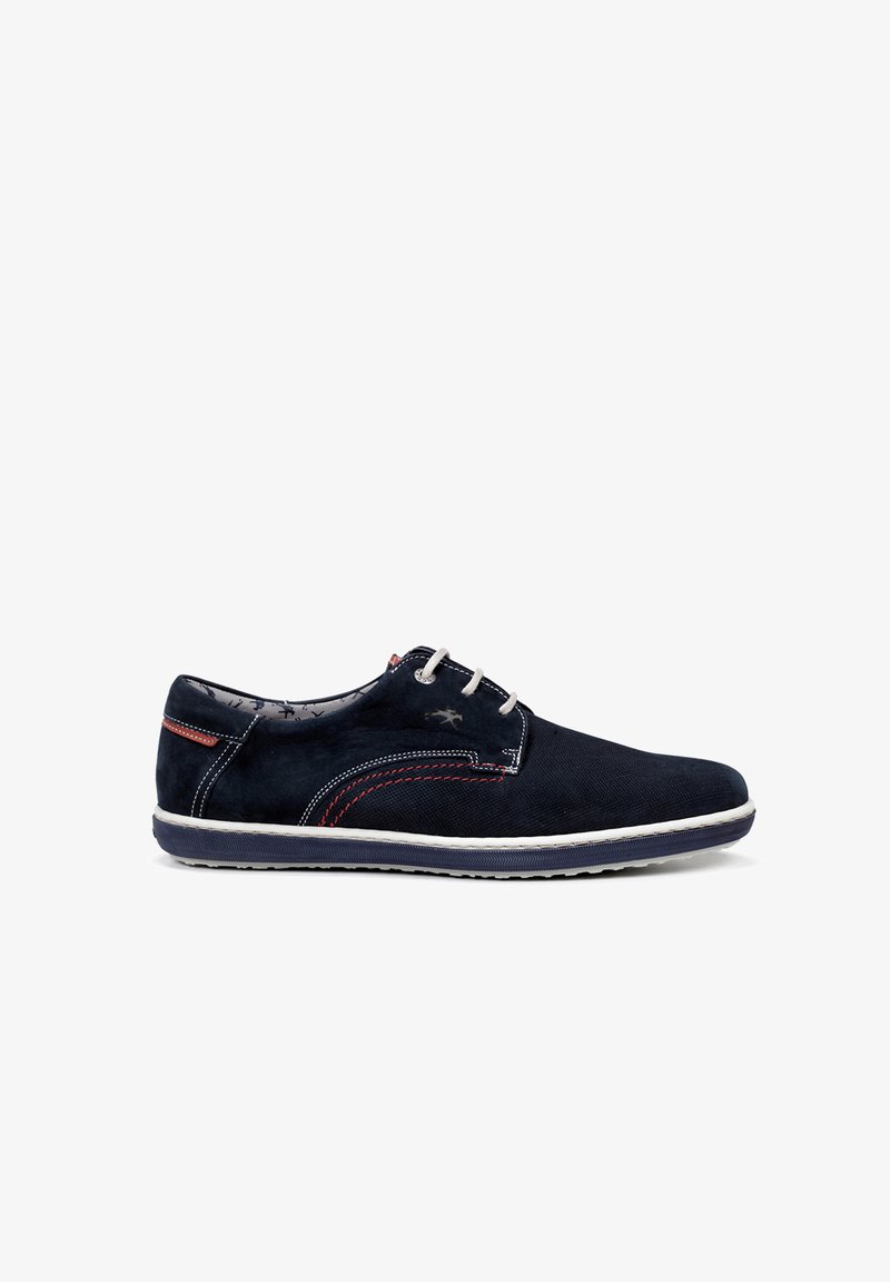 Chaussures en daim marine avec semelle blanche, présentant des accents rouges et des coutures compliquées. Design à lacets avec un dessus lisse et texturé.