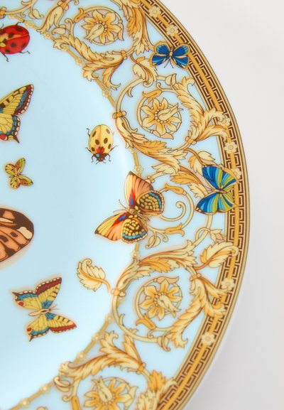 Στρογγυλό πορσελάνινο πιάτο με μπλε φόντο και χρυσά ανθικά μοτίβα, με πολύχρωμα έντομα όπως πεταλούδες και πασχαλίτσες.