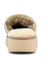 Pantofole leggermente marroni senza lacci, con un morbido interno in peluche, un polsino a maglia testurizzata e una suola in gomma beige. Finitura liscia e forma arrotondata.