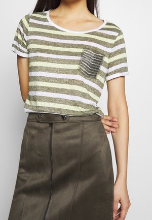 Gestreept hemd met korte mouwen in lichtgroen en wit met een gestructureerde zak, gecombineerd met een donker olijfgroene suèderen rok met een rits aan de voorkant.