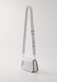 Borsa a tracolla grigia chiara con un motivo testurizzato, dettagli in metallo dorato e tracolla regolabile. Presenta una tasca frontale con zip e un design elegante.
