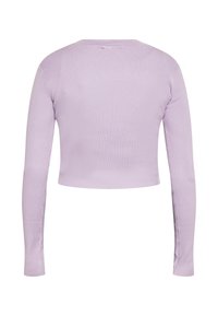 Maglione cropped lilla con maniche lunghe, texture a coste e scollatura rotonda. Presenta un design pulito e minimalista senza motivi.