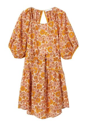 Kurzes Blumenkleid mit orangefarbenen und pinkfarbenen Blumen, gepufften Dreiviertelärmeln und einem Ausschnitt in Tropfenform am Rücken.