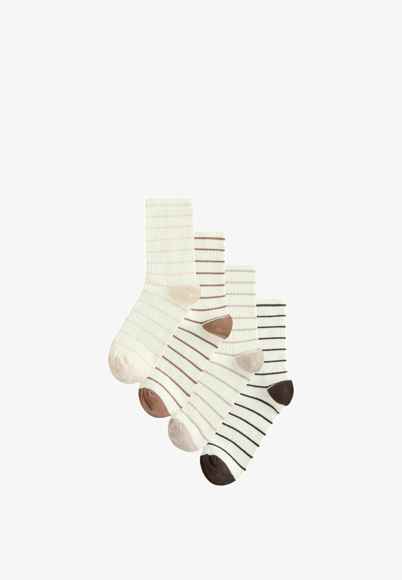 Quatre paires de chaussettes blanches type crew avec fines rayures horizontales et talons et orteils contrastés en beige, marron clair, taupe et marron foncé.