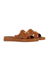 Bruine leren instapsandalen met open tenen, voorzien van gekruiste banden en een gouden kettingdetail. Getextureerde bovenkant en platte rubberen zool.