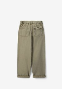Katoenen broeken in olijfgroen, met een elastische tailleband, opgerolde boorden en twee achterzakken met stikseldetails.