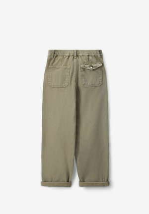 Pantalons en coton vert olive, avec une taille élastique, des ourlets roulés et deux poches arrière avec un détail de couture.