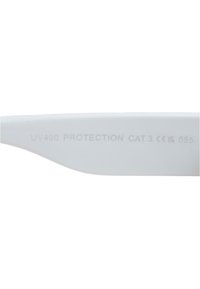Brațul ochelarilor de soare alba cu gravură: "PROTECȚIE UV400 CAT.3" și marcaj CE, având o textură netedă și un design conic.